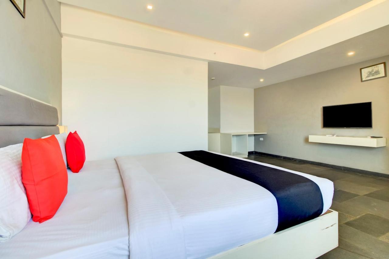 Capital O 77219 Hotel Dwarwata دهرواد المظهر الخارجي الصورة