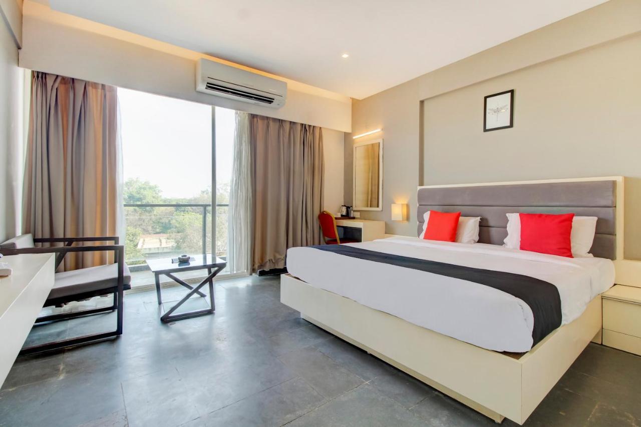 Capital O 77219 Hotel Dwarwata دهرواد المظهر الخارجي الصورة